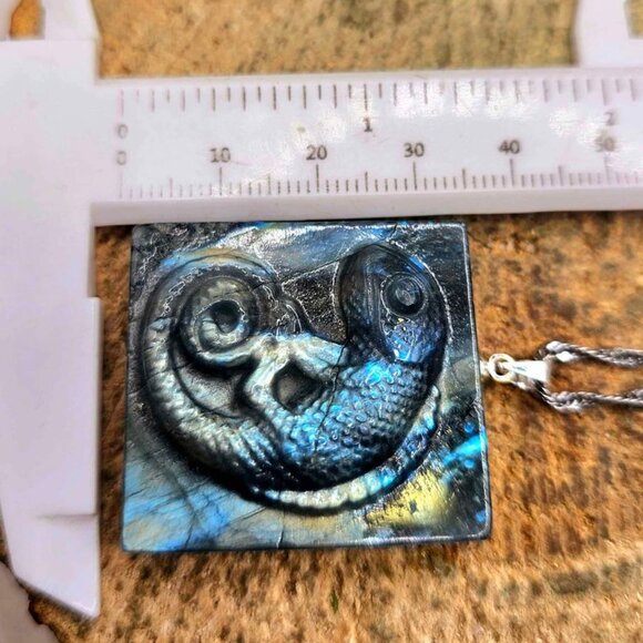 Beautiful Nature Labradorite Flashy Carved Chameleon Tile Pendant Necklace - Picture 5 of 10